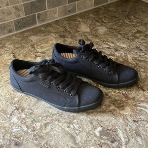 Taos Canvas Sneakers Black. Size 8.5